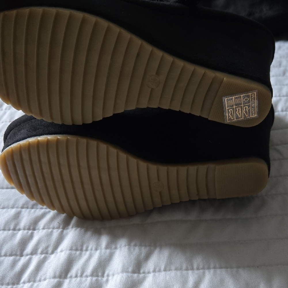 SHEIN Black Wedges with Gold Accents - Picture 3 of 4